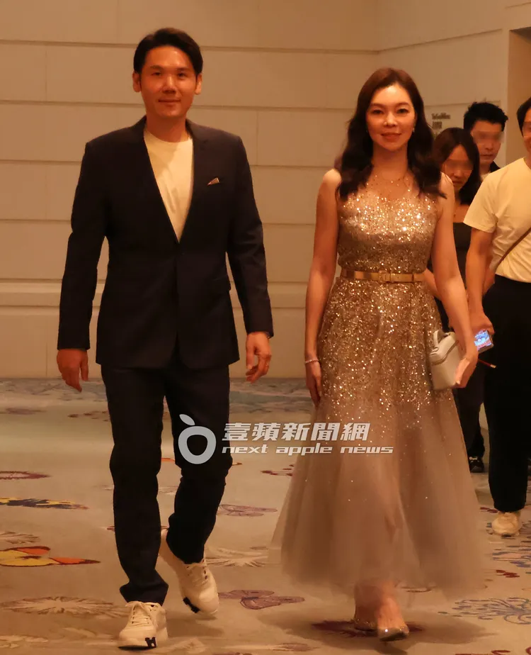 薛博仁（左）親自迎接曾馨瑩參加醫學研討會。特勤中心攝