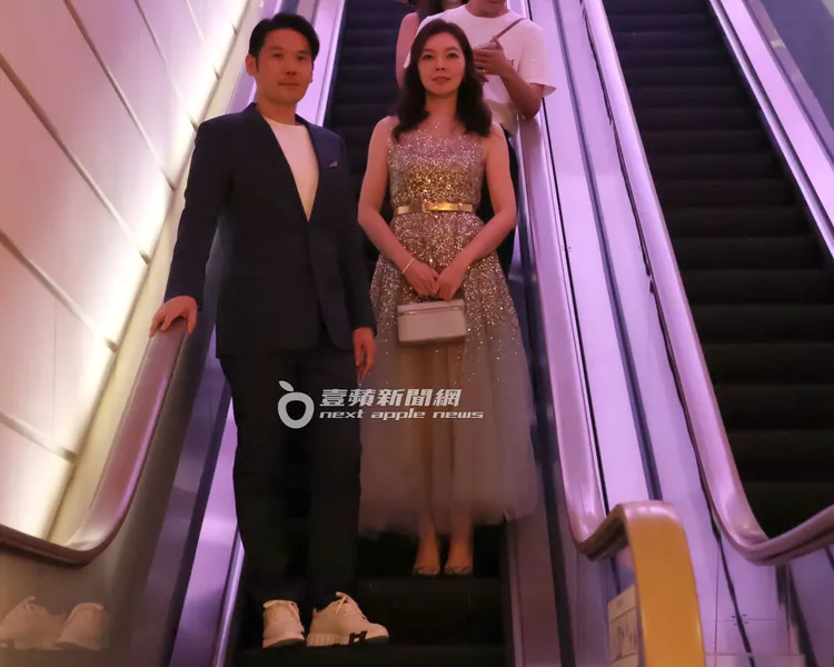 薛博仁（左）和曾馨瑩一同搭手扶梯下樓。特勤中心攝