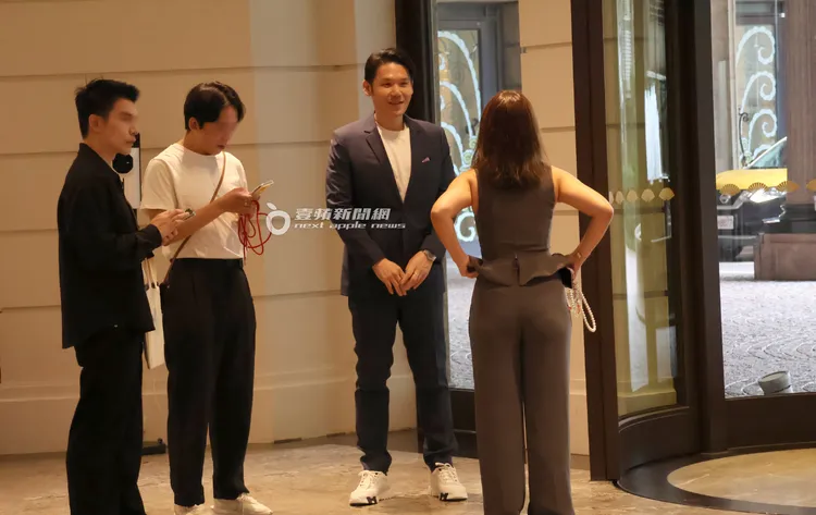 薛博仁醫師（右二）12點前就上樓，站在文華東方大廳迎接貴賓。特勤中心攝