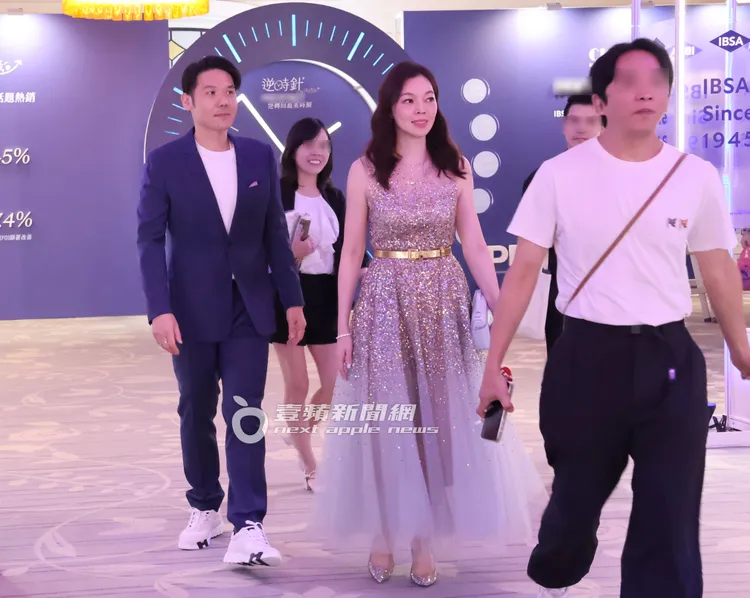 薛博仁醫師（左）帶著曾馨瑩前往休息室。特勤中心攝