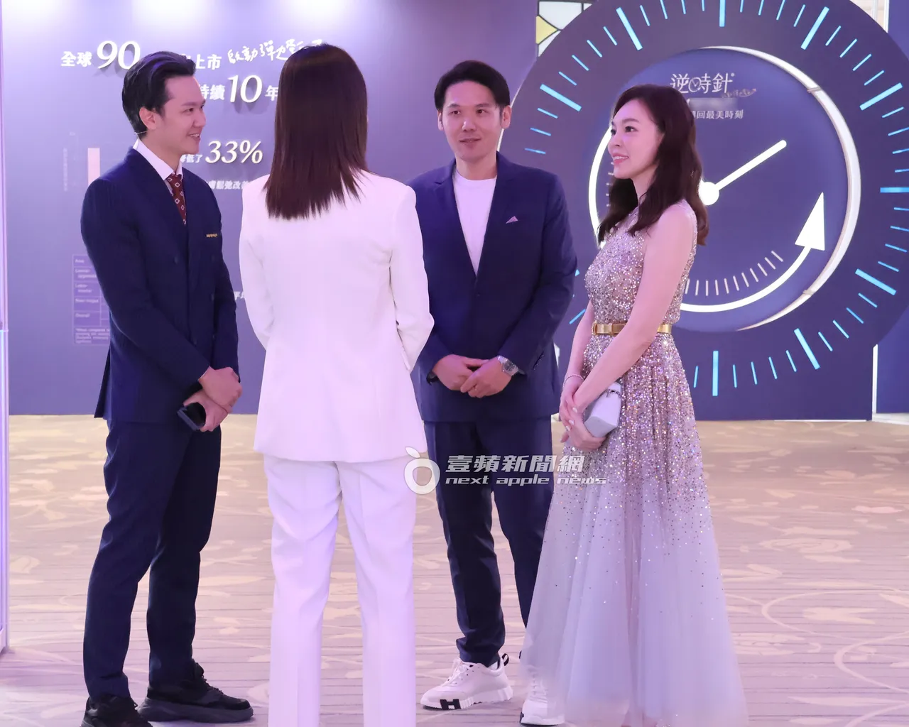曾馨瑩(右起)和薛博仁醫師與國外醫學團隊交流。特勤中心攝