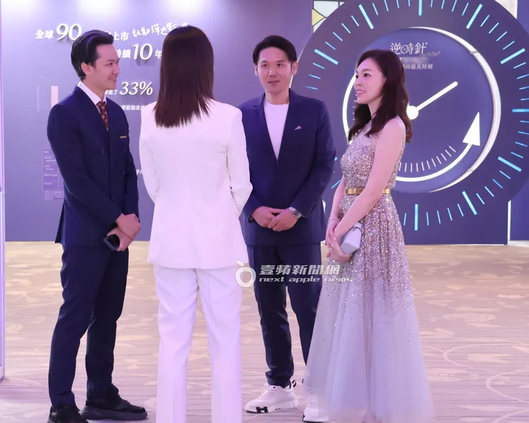 曾馨瑩（右起）和薛博仁醫師與國外醫學團隊交流。特勤中心攝