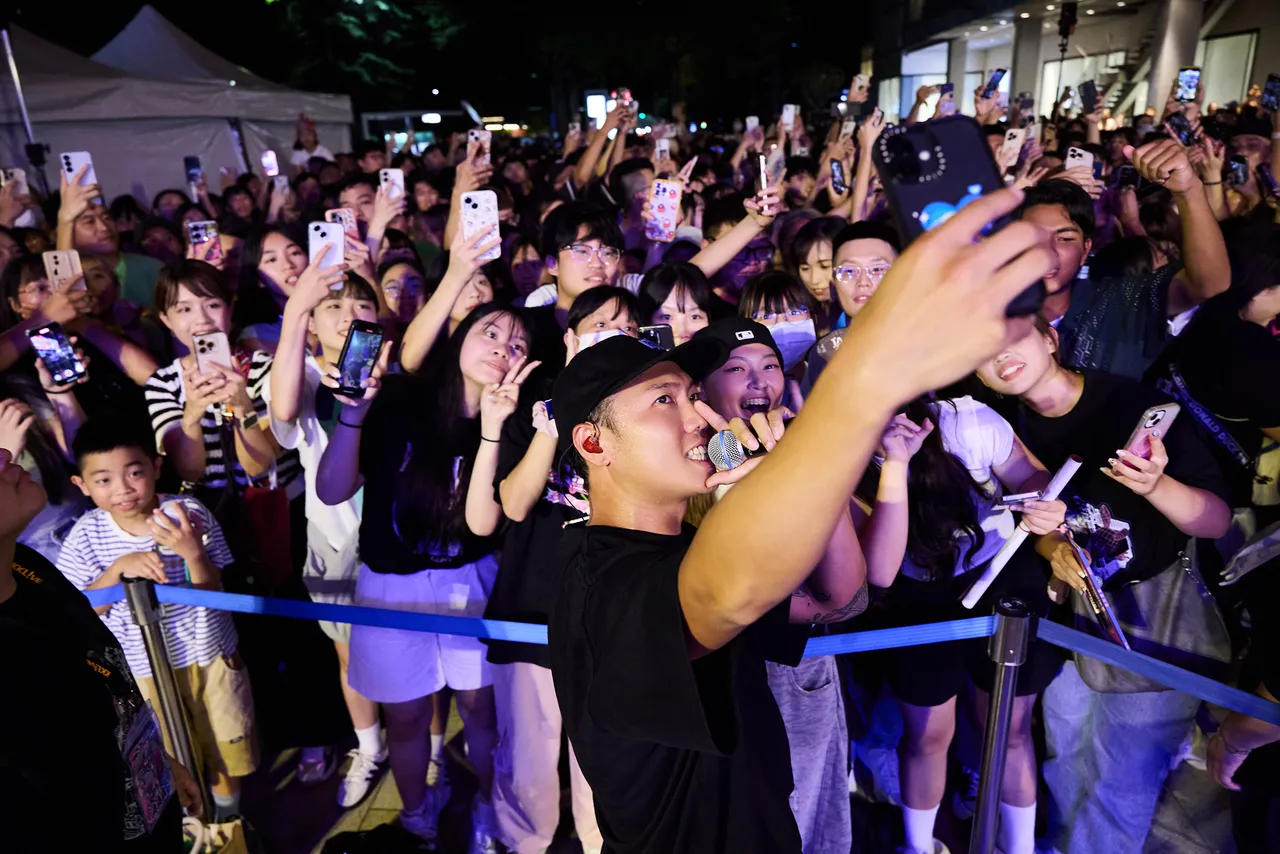 洋葱与粉丝合照。KKLIVE、混血儿娱乐提供