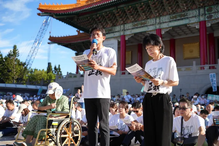 民眾黨主席黃國昌、柯文哲妻子陳佩琪率支持者舉行「司法改革公民走讀」。民眾黨提供