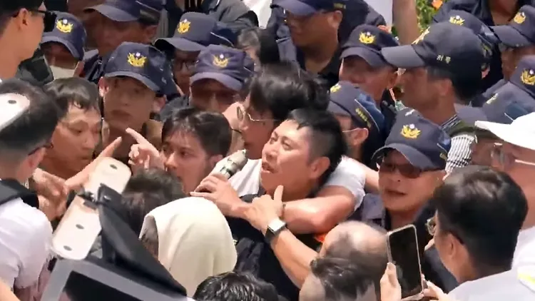 民眾黨主席黃國昌日前舉辦司改走讀與警方爆發肢體衝突。翻攝自柯文哲YT