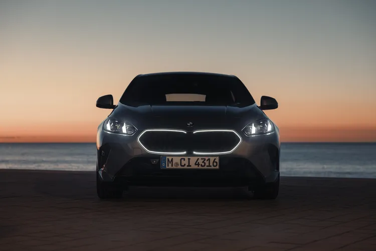 全新BMW 1系列凡於本月完成交車領牌，即可尊享3年/4萬公里原廠保養套裝，指定年式及車型更限時加贈1年乙式全險。同時提供多元靈活的入主選擇，包括100萬元60期0利率專案，或低月付5,900元起分期購車優惠。林浩昇攝