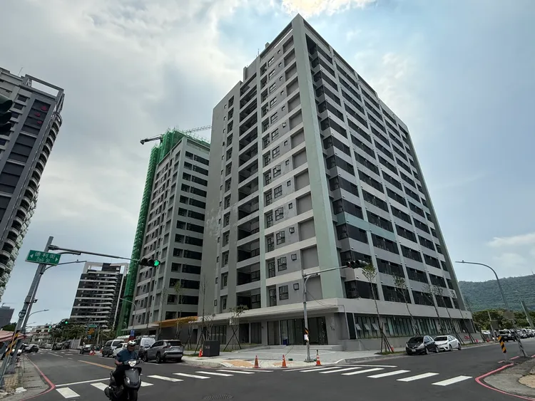 政府廣蓋社宅所需要貸款，跟一般民眾申貸搶相同一塊放款資源。葉家銘攝