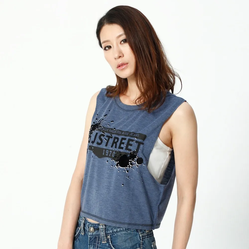 5thSTREET官方旗舰店印花透凉背心原价980元,特价99元。业者提供