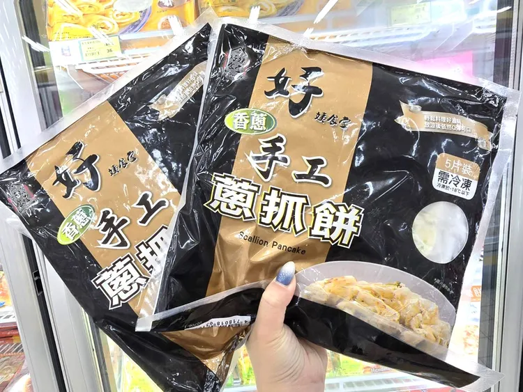 好姨食堂蔥抓餅加1元多1件，單包不用50元。業者提供