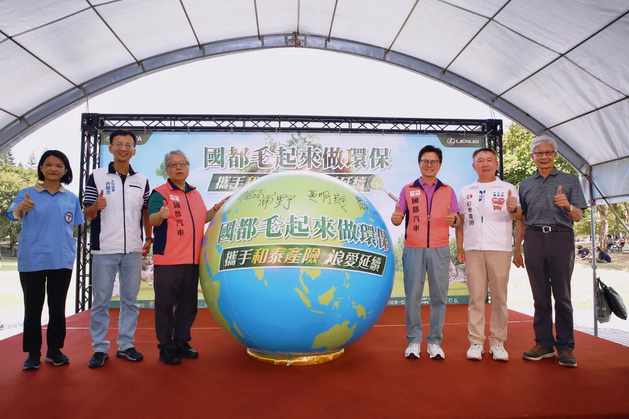 2025国都环保永续启动仪式,新北市政府动物保护疫苗处处长杨淑方(左一)、新北市环保局秘书许铭志(左二)、国都汽车副董事长浦野真佐彦(左三)、 国都汽车总经理黄明显(右三)、和泰产险总经理颜思齐(右二)、社团法人中华民国保护动物协会秘书长李朝全(右一)共同出席,携手推动环保与动保永续行动。业者提供