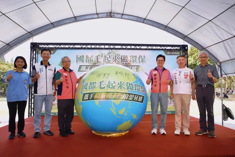 2025國都環保永續啟動儀式，新北市政府動物保護疫苗處處長楊淑方(左一)、新北市環保局秘書許銘志(左二)、國都汽車副董事長浦野真佐彥(左三)、  國都汽車總經理黃明顯(右三)、和泰產險總經理顏思齊(右二)、社團法人中華民國保護動物協會秘書長李朝全(右一)共同出席，攜手推動環保與動保永續行動。業者提供