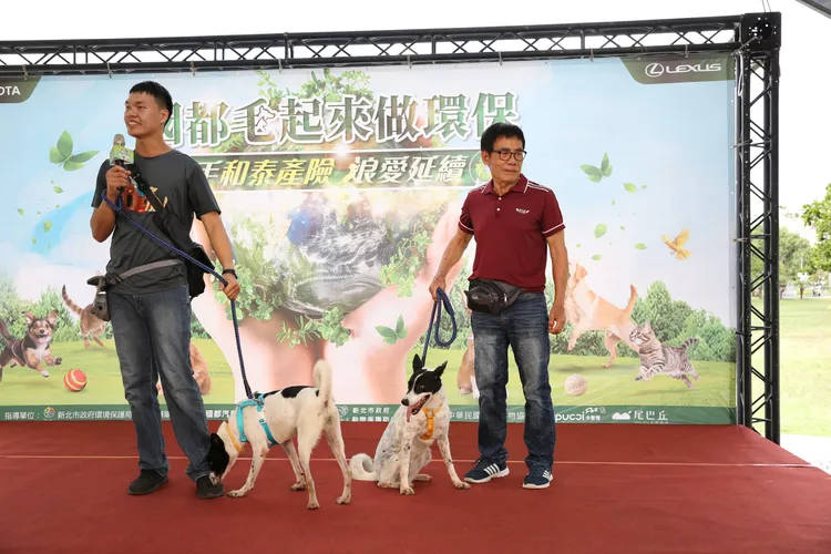 社團法人中華民國保護動物協會公關犬瓦力、伊芙登台大秀才藝。業者提供