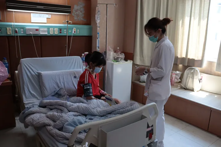 女童因A型流感併發橫紋肌溶解症，住院治療5天後康復出院。彰化醫院提供