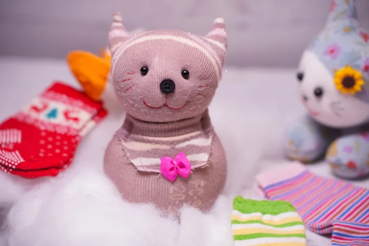 「双生緣」充滿童趣的「眷村有貓：手作襪子娃娃」課程可以帶著家中不再穿的舊襪，透過簡單縫製與創意發想，把日常中熟悉的貓咪元素轉化為療癒小物。双生緣提供