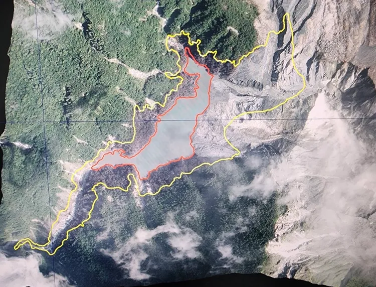 拍攝方式：由B-36001號機進行堰塞湖航拍作業(DMCIII+光達)，全部7條航線145張影像拍攝。黃線：原來堰塞湖湖面範圍。紅線：目前堰塞湖湖面範圍。林保署提供