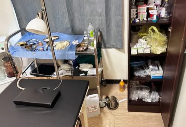 套房中的醫美用品、器材都是韓女委託同鄉或網購而來。翻攝照片