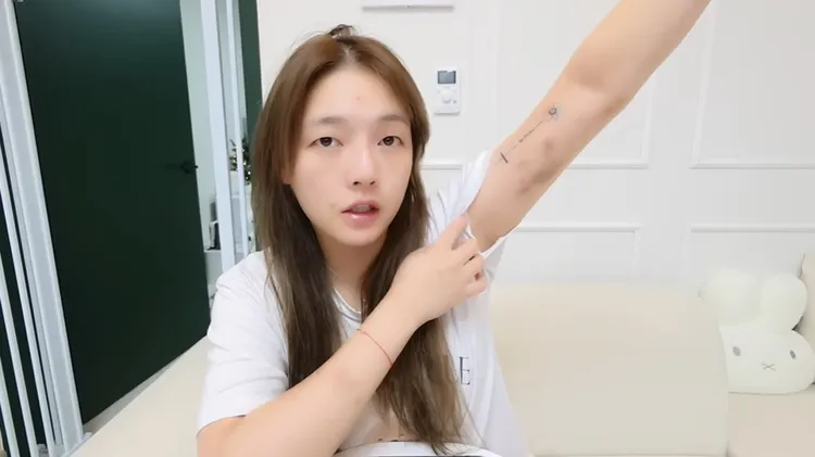 劉力穎身上有大小瘀青和手指骨折。翻攝劉力穎YouTube