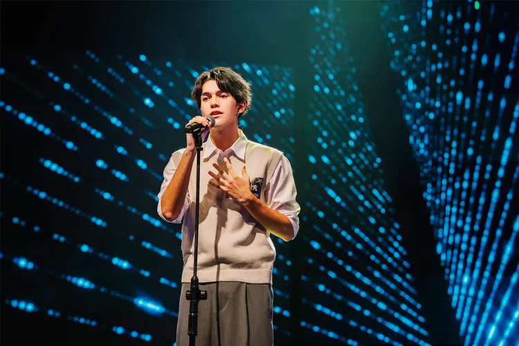 一位踢館者因混血外型、流利英語、歌聲動人，還是足球好手，讓導師們瞬間「花心」上身。踢帕娛樂提供