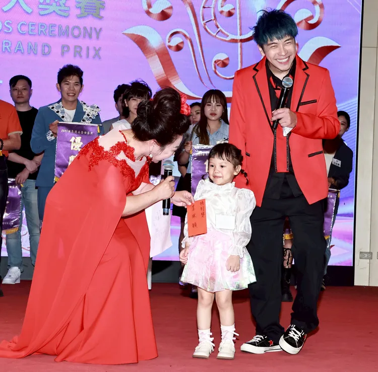 白冰冰(左起)臨時包紅包送給4歲的小朋友當特別獎，主持人東諺也笑得很開心。長興影視提供