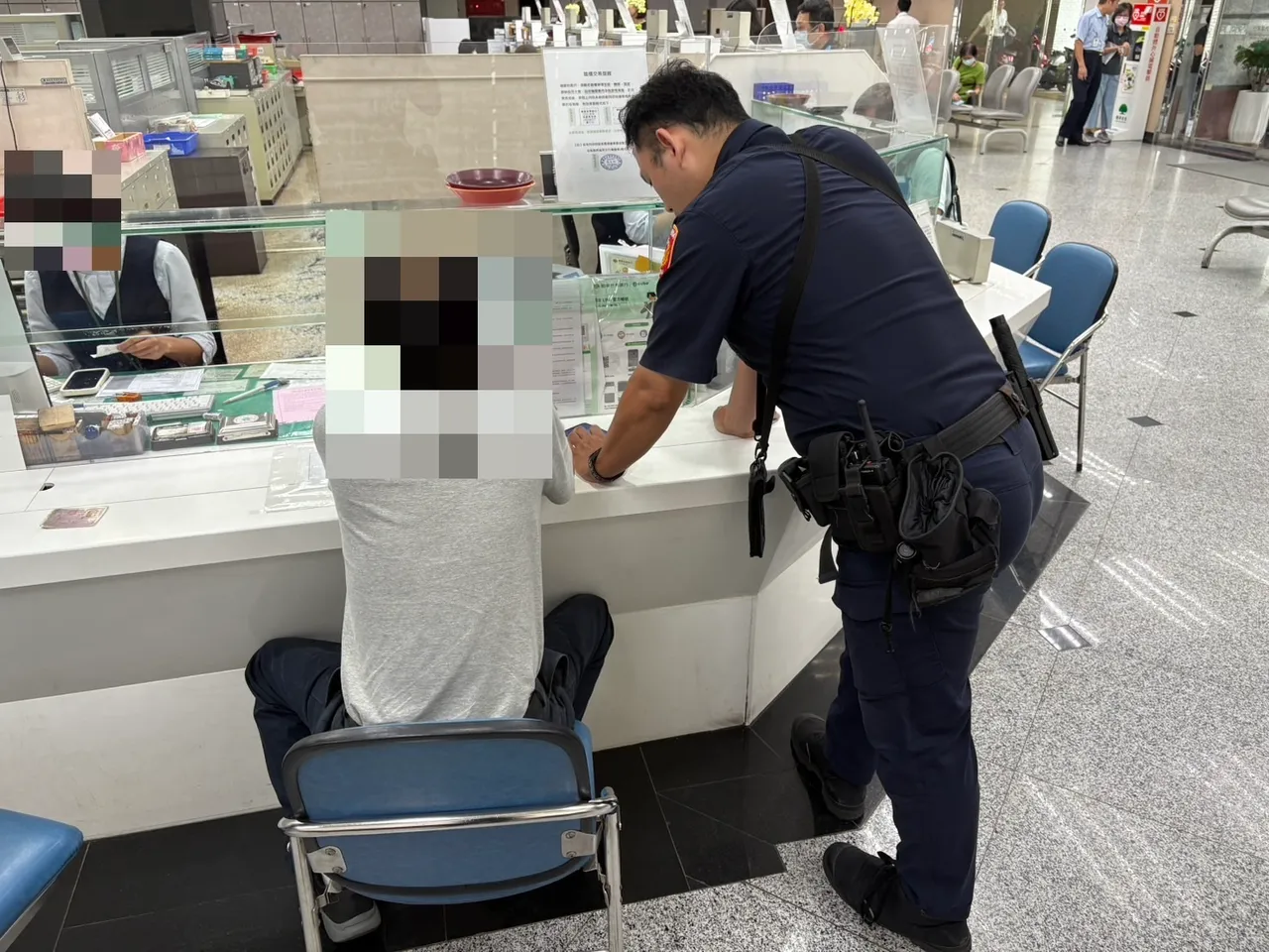 蔡男落入愛情騙子詐團陷阱,警方跟行員合力協助阻止。翻攝畫面