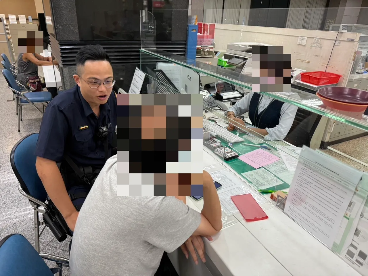 蔡男落入愛情騙子詐團陷阱,警方跟行員合力協助阻止。翻攝畫面