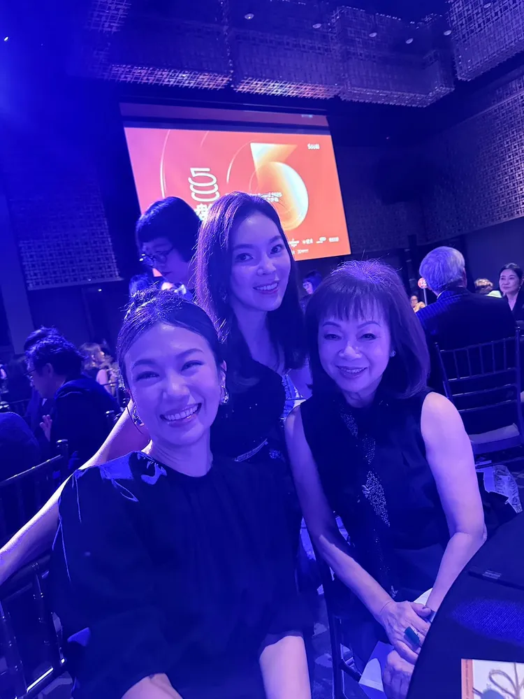 Summer（左起）、曾馨瑩與夏姿創辦人王陳彩霞開心合照。讀者提供