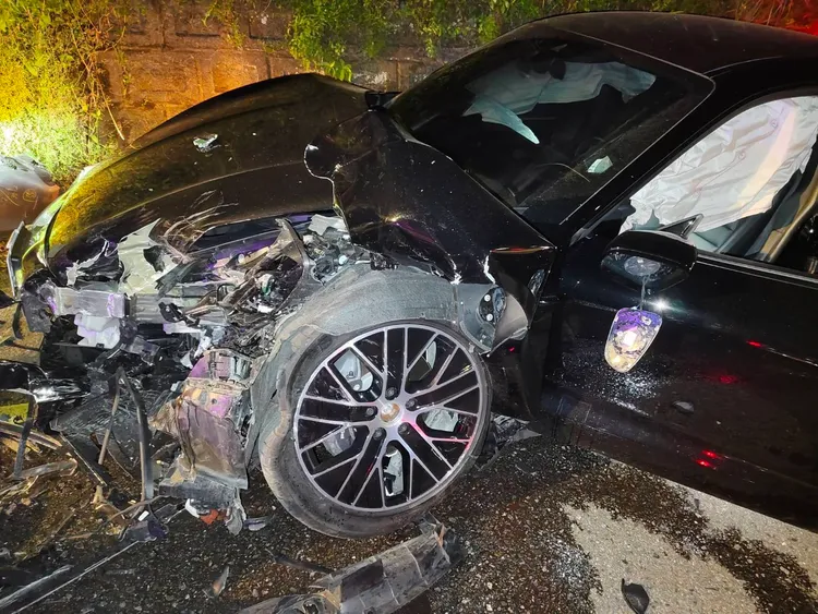 保時捷車頭嚴重毀損。警方提供