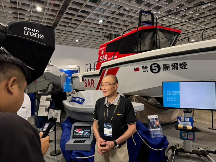 國防部前部長馮世寬19日到台北南港展覽館參觀2025國防航太展。讀者提供