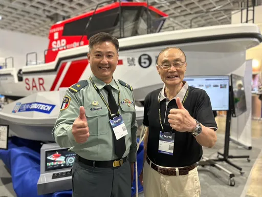 冯世宽现身2025台北航太展 一看「爱尔丽5号」救难船大赞:打120分