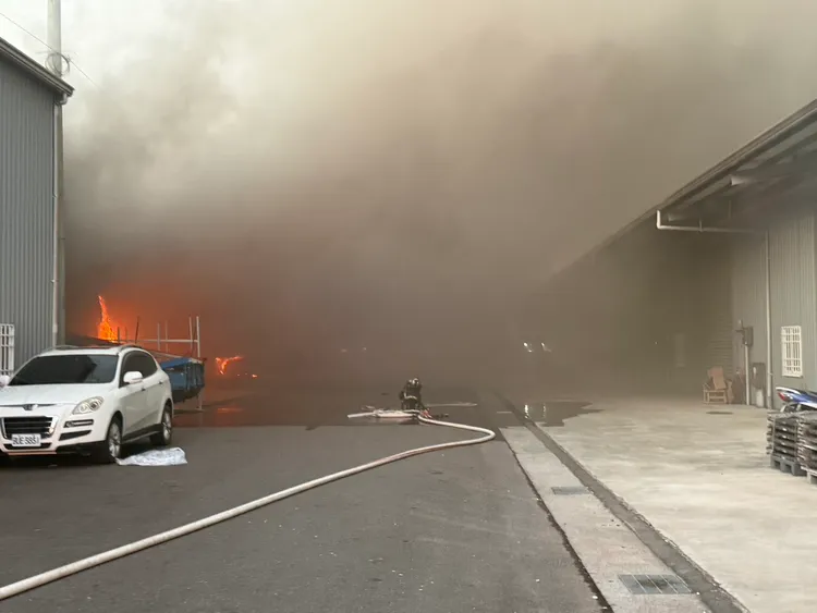 台南仁德鐵工廠火警，濃煙四起。翻攝畫面