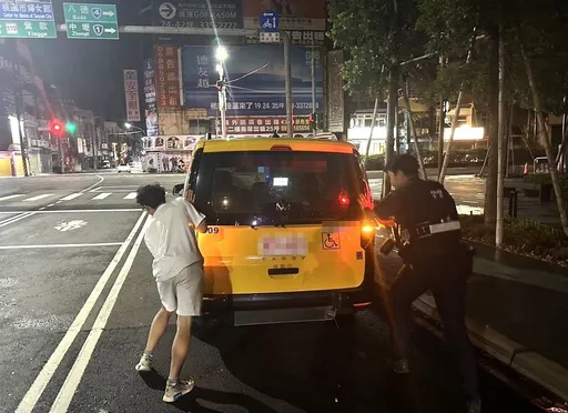 小黄深夜抛锚路中间 桃警撸袖子助排除