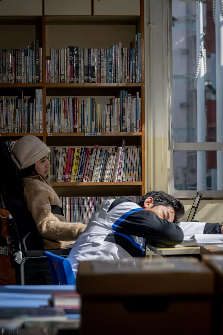 郭富城（右）在電影《無名指》飾演逃避責任的爸爸。華映提供