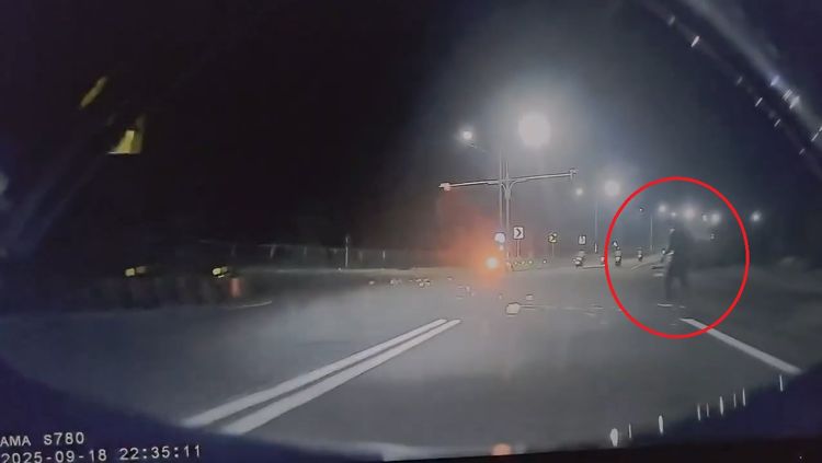 苗栗怪漢半夜舉遺照、撒冥紙嚇騎士　被查獲辯「警惕用路人減速」