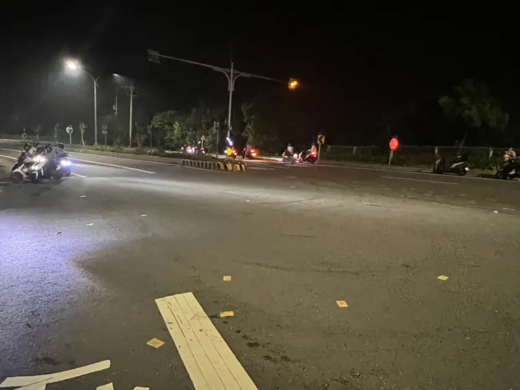 路上散落不少冥紙。民眾提供