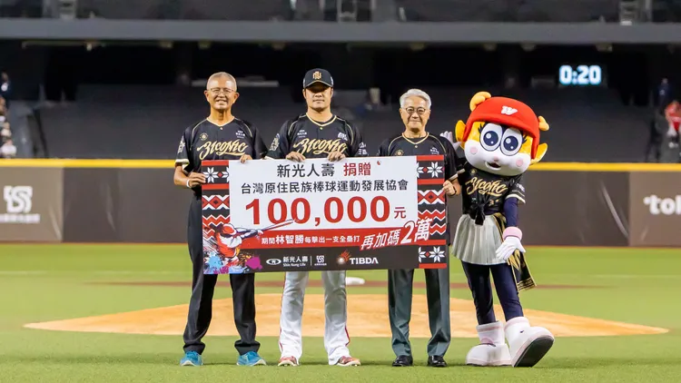 新光人壽贊助「中華民國台灣原住民族棒球運動發展協會」，由台新新光金控董事長吳東亮（右）擔任見證人、新光人壽副董事長洪士琪代表捐款（左），與林智勝（中）一同在球場進行合影。台新新光金控提供
