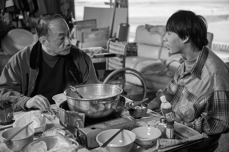 洪毓璟(右)與王自強劇中的家在橋梁中的夾縫中。公視台語台提供