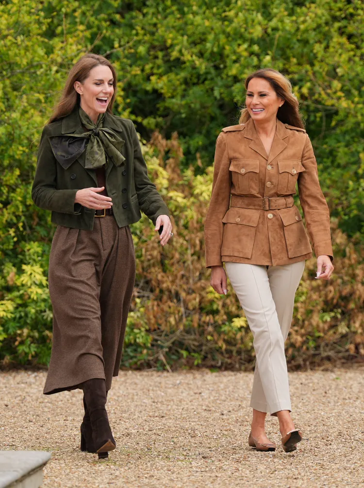 凱特（左）穿著長裙與梅蘭妮亞身上的襯衫式外套都來自美國經典品牌Ralph Lauren。路透