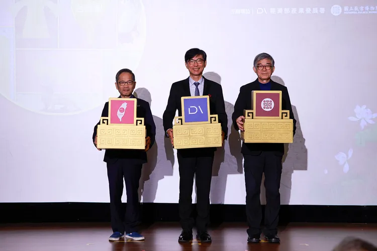 「匠心臺灣 百年新藝」MIT × 故宮聯名專區正式啟動，左起為中衛發展中心董事長謝明達、產業發展署長邱求慧、國立故宮博物院副院長黃永泰。經濟部提供