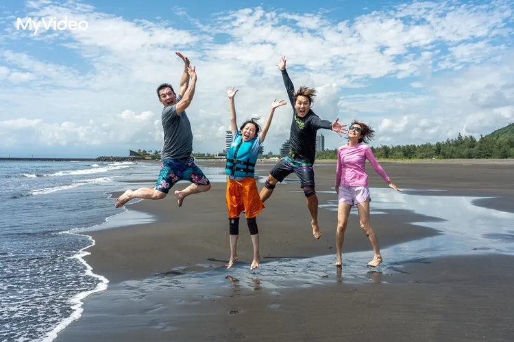 （左起）伊正、況明潔、王仁甫與莎莎在宜蘭玩到忘齡。台灣大哥大MyVideo提供