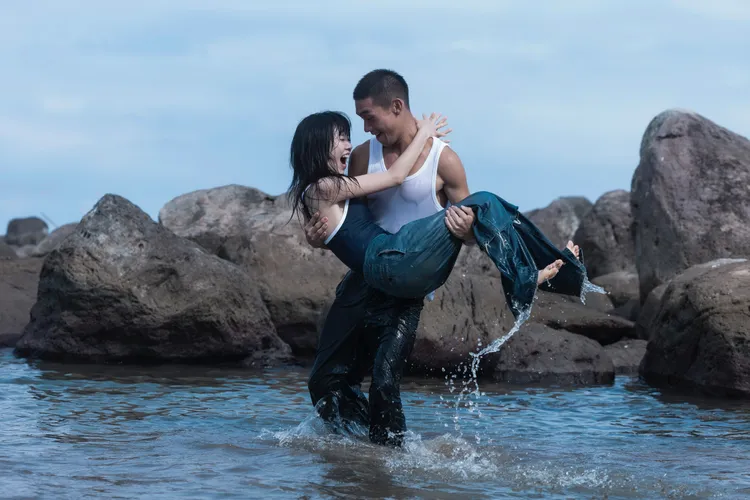 白安與牧森一同戲水。相信音樂提供