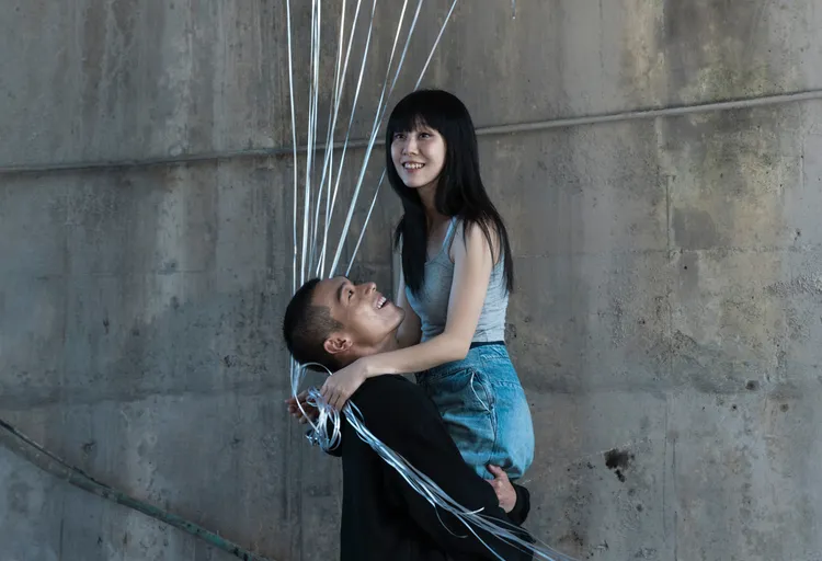 白安被牧森「飛高高」。相信音樂提供