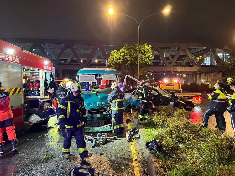 新北賓士、接駁小巴大雨中擦撞，2女傷者送醫。翻攝畫面