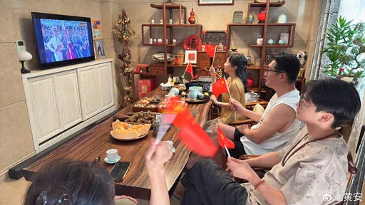 黃安揮五星旗盯閱兵直播 爽喊:我們是5千年來最幸福的中國人