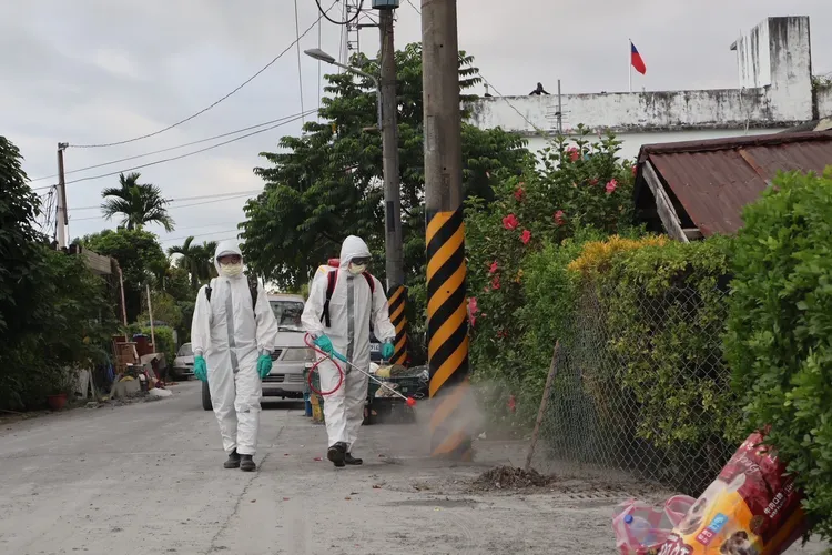 陸軍工兵第53群派遣裝土機全力協助道路清淤、化學兵第33群出動LS-920背負式消毒器與MD-105重型消毒車，針對道路及淤泥暫存區進行大規模消毒作業。國軍提供