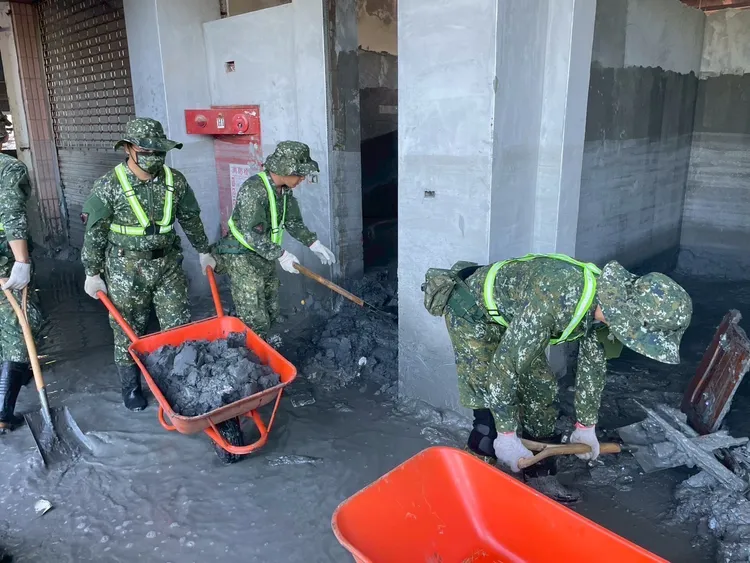各部隊救災官兵亦深入社區，協助居民清理家園、搬運廢棄物。國軍提供