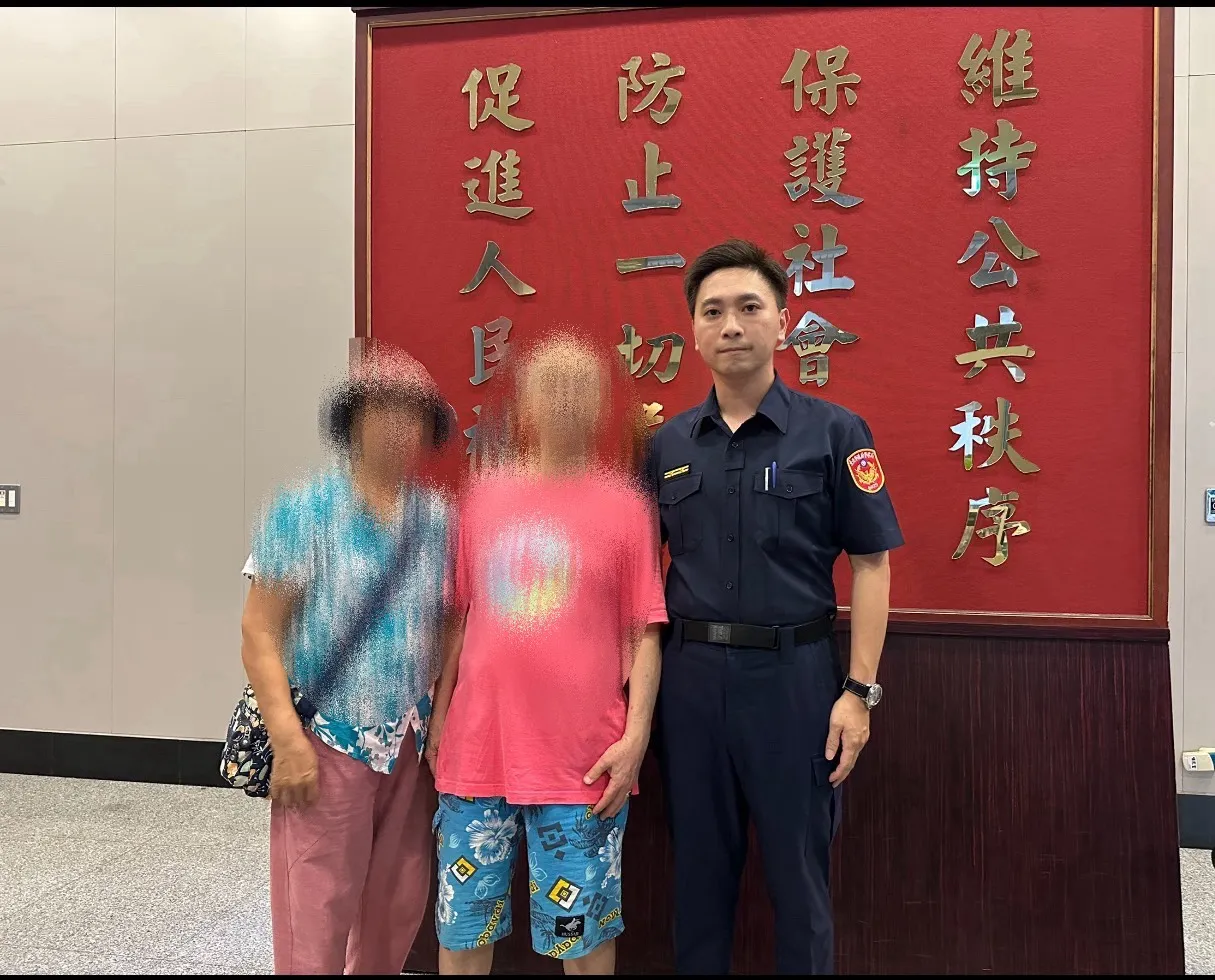 警方护送老翁返回派出所与妻团聚。警方提供