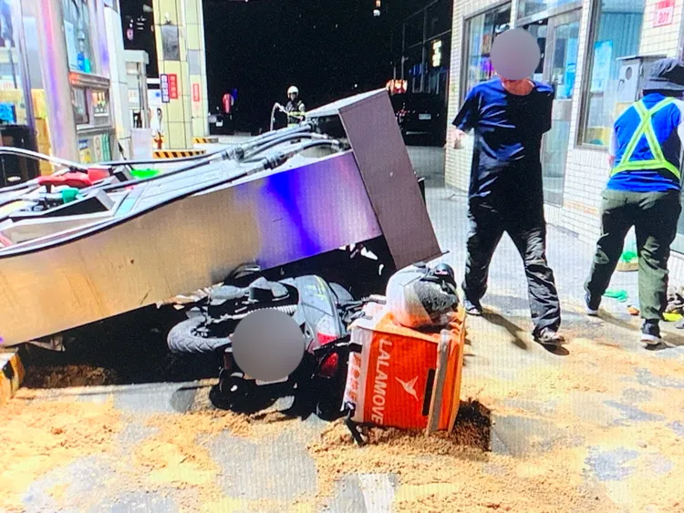 陳男開車加油卻突然暴衝撞倒加油機，一旁的員工及加油的機車騎士收波及，還好沒造成重大事件。翻攝畫面