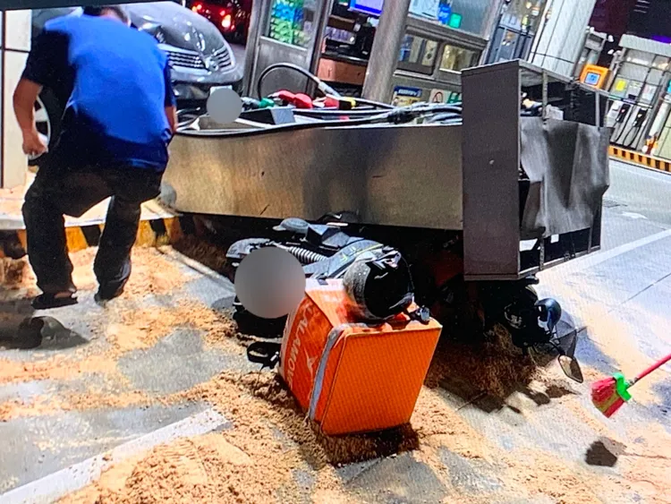 陳男開車加油卻突然暴衝撞倒加油機，一旁的員工及加油的機車騎士收波及，還好沒造成重大事件。翻攝畫面