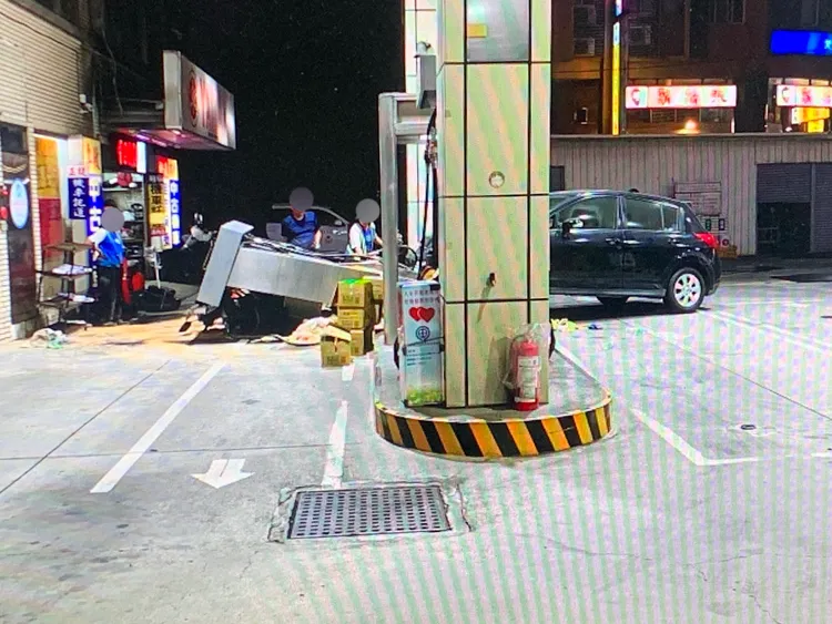 陳男開車加油卻突然暴衝撞倒加油機，一旁的員工及加油的機車騎士收波及，還好沒造成重大事件。翻攝畫面