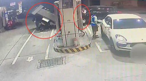 嚇人!車暴衝撞倒加油機 「整台壓扁騎士」員工也遭殃